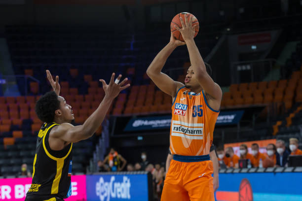 日益深入的 日益深入的